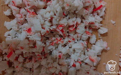 Крабовые палочки нарезаем кубиками.