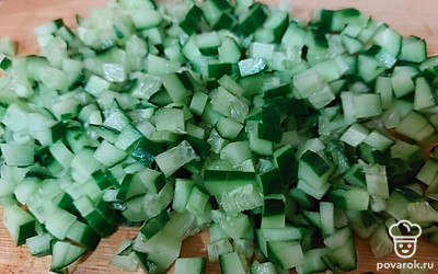 Огурцы режем кусочками.