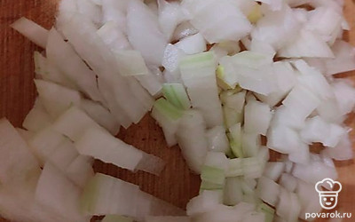 Мелко нарезаем лук.