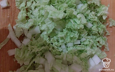 Салат айсберг мелко крошим.