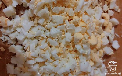 Яйца измельчаем.