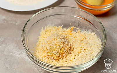 Обваляйте крокеты в муке, обмакните во взбитые яйца. В конце обваляйте их в панировочных сухарях с сыром.