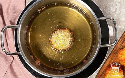 Разогрейте кастрюлю с маслом на умеренном огне. По очереди выкладывайте в масло крокеты, обжаривая их до золотистой корочки.