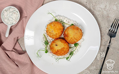 Подайте горячие крокеты с камамбером, дополнив их микрозеленью и сырным или любым другим соусом по вкусу.