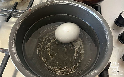 В сотейник наберите воду и поставьте на огонь. Поместите туда яйцо и варите до полной готовности в течение десяти минут. 
