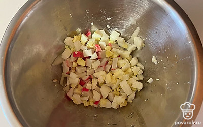 Все измельченные ингредиенты поместите в миску.