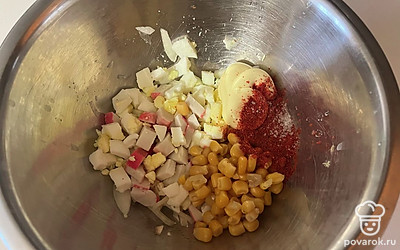 К ним добавьте консервированную кукурузу, майонез и паприку.