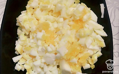 Отварить яйца и порезать. 