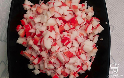 Порезать крабовые палочки.