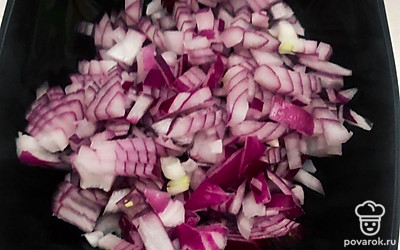 Порезать лук кубиками. 