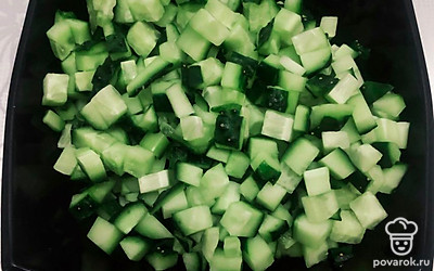Порезать огурцы мелкими кубиками.