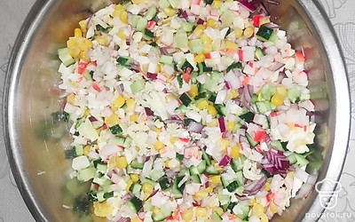 Смешать и заправить майонезом.