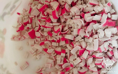 Измельчите крабовое мясо.