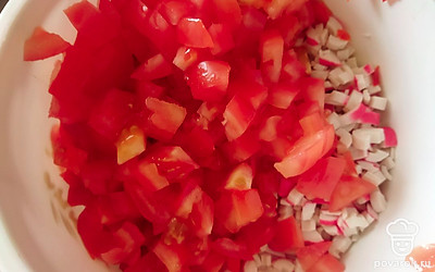 Добавьте к нему порезаные овощи.