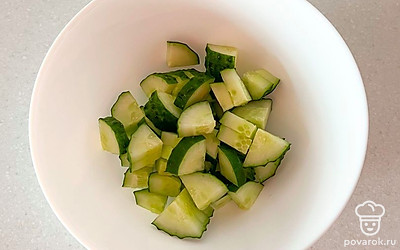Нарежьте крупно огурец.
