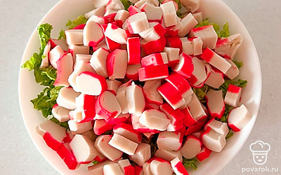 Следом средними кусочками нарежьте яйца, пекинскую капусту, крабовые палочки.