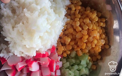 Рис отварите до готовности в подсоленной воде. Слейте и промойте. Дайте полностью остыть.