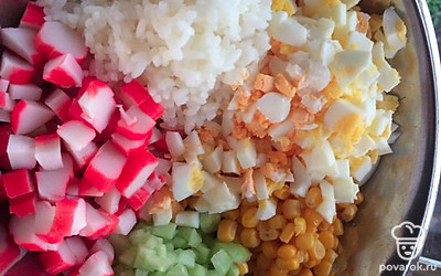 Отварите яйца и нарежьте кубиком. Огурец очистите от кожуры и тоже нарежьте кубиком. Крабовые палочки нарежьте кубиком.