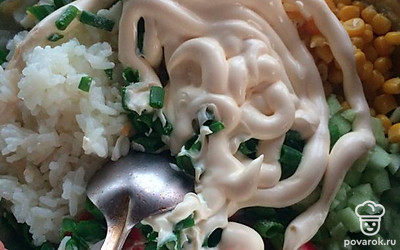 Соедините все ингредиенты, подсолите и добавьте нарезанный зелёный лук. Добавьте майонез и все хорошо перемешайте. Дайте постоять 15-25 минут и подавайте!