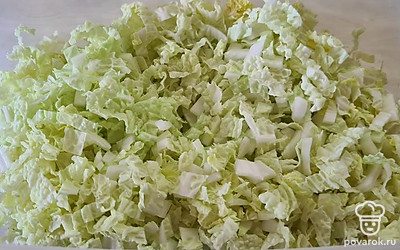 Нашинкуйте пекинскую капусту.