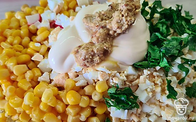Добавьте в салат нарезанные отварные яйца, зелень, кукурузу. Заправьте майонезом с горчицой. Посолите по вкусу и все перемешайте.
