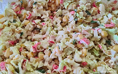 Подавайте порционно, украсив зеленью.