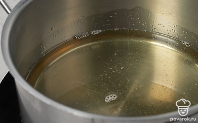 Разогрейте в глубокой сковороде или во фритюре растительное масло.