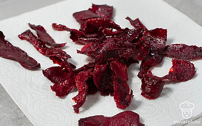 Выкладывайте свеклу на решетку или бумажные полотенца, чтобы стекло и впиталось лишнее масло.