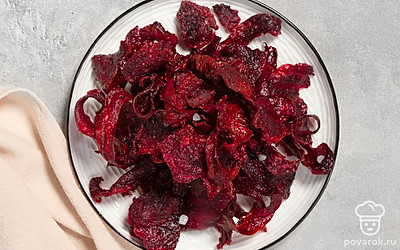 Перед подачей посыпьте чипсы крупной морской солью.