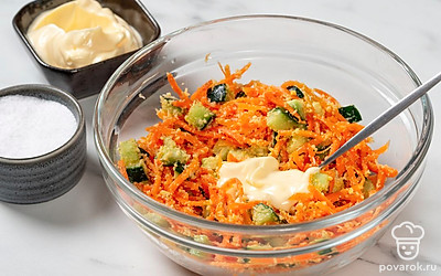Натрите сыр на средней терке. Смешайте огурцы с сыром и корейской морковью. Посолите по вкусу и заправьте ингредиенты начинкой.