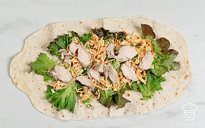 Распределите по салату смесь огурцов с сыром, морковью и майонезом. Затем выложите пластинки куриного филе. Подверните края лаваша с двух сторон, затем сверните его в рулет. Выложите ролл на сухую сковороду швом вниз. Обжарьте с двух сторон на слабом огне до образования легкой корочки. 