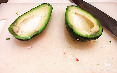 Авокадо разрежьте пополам, аккуратно извлеките косточку и ложкой выньте мякоть.