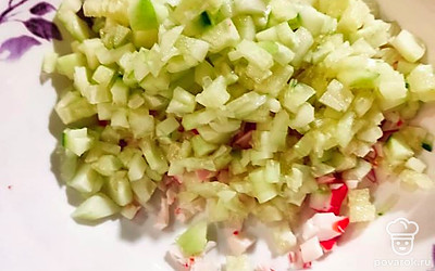 С огурца снимите кожицу и нарежьте кубиками.