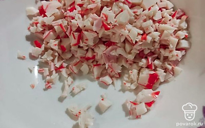 Покрошите крабовое мясо.