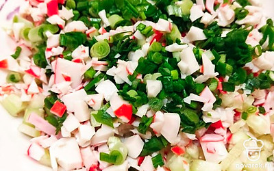 Соедините все вместе: крабовое мясо, авокадо огурец и лук.