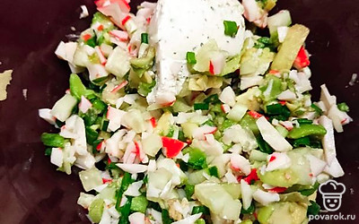 Заправьте салат творожным сыром и выложите в лодочки из авокадо.