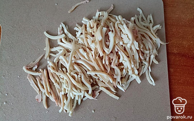 Отварите кальмары и порежьте соломкой.