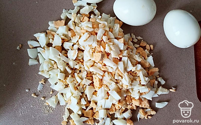 Отварите яйца и нарежьте кубиками