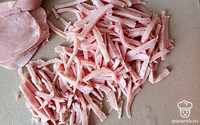 Ветчину порежьте соломкой.