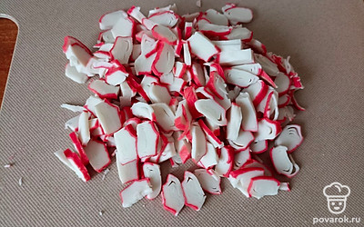 Крабовые палочки нарежьте соломкой или кубиками.