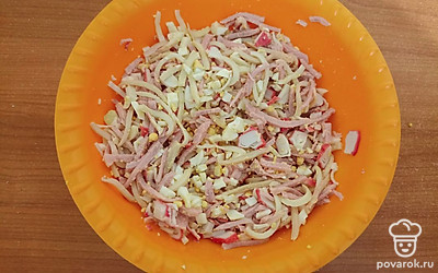 Все ингредиенты смешайте в одной емкости и добавьте майонез.