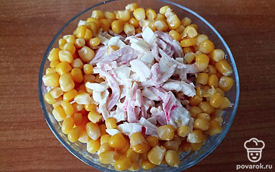 Положите салат в салатницу, а по краям украсьте кукурузой: кукуруза прекрасно сочетается с данным салатом.