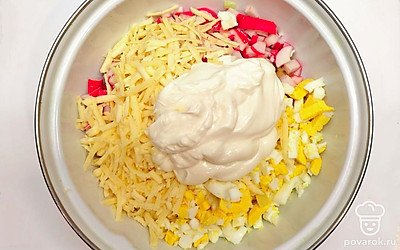 На крупной терке натрите сыр. Ананасы, так же, разрежьте на кусочки и добавьте в миску к остальным ингредиентам. Теперь все посолите, поперчите, по своему вкусу, добавьте майонез и аккуратно перемешайте.