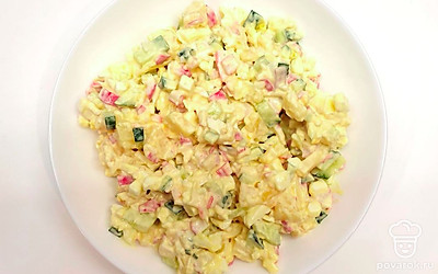 Чтобы показать всю красочность крабового салата «Бунгало», подавайте его в белой посуде, украсьте кольцами огурцов и кусочками ананаса.