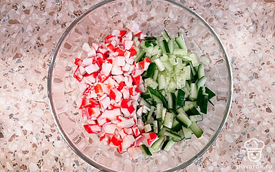 Нарезать крабовые палочки и огурцы. Положить в салатник.