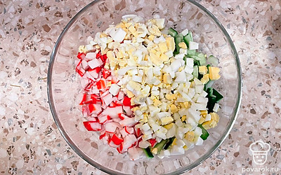 Очистить яйца, нарезать их и добавить к остальным ингредиентам.