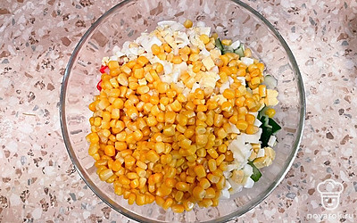 Выложить в салатник кукурузу.