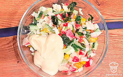 Майонез и соль можно добавить сразу и перемешать. А можно потом - индивидуально каждому в тарелку, непосредственно перед едой.