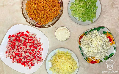 Очистите и порежьте огурец, крабовые палочки и яйца мелким кубиком. Сыр натрите на крупной терке.