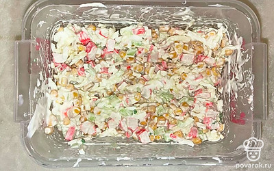 В глубокой емкости соедините и тщательно перемешайте ингредиенты салата: крабовые палочки, огурец, сливочный сыр, твердый сыр, кукурузу, яйца, а также майонез. Посолите и поперчите по вкусу. При подаче крабовый салат с кукурузой, сыром и огурцом можно украсить зеленью.